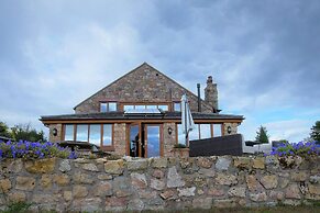 Lakeside Escape, Stone Countryside Cottage