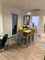 A2 apt With Balcony and sea View, 3 min to Beach