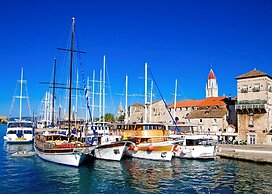 A2 apt With Balcony and sea View, 3 min to Beach