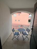 A2 apt With Balcony and sea View, 3 min to Beach