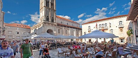 A2 apt With Balcony and sea View, 3 min to Beach