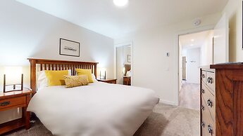 Mid Century Modern Cabin - Walk to Village!