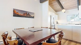 Mid Century Modern Cabin - Walk to Village!