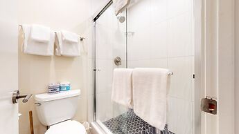 Mid Century Modern Cabin - Walk to Village!