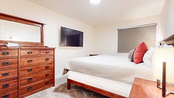 Mid Century Modern Cabin - Walk to Village!