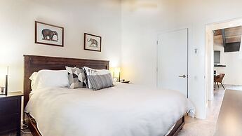 Mid Century Modern Cabin - Walk to Village!