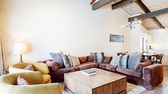 Mid Century Modern Cabin - Walk to Village!