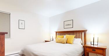 Mid Century Modern Cabin - Walk to Village!