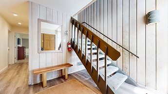 Mid Century Modern Cabin - Walk to Village!