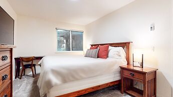 Mid Century Modern Cabin - Walk to Village!