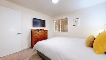 Mid Century Modern Cabin - Walk to Village!