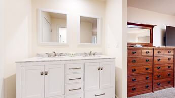 Mid Century Modern Cabin - Walk to Village!