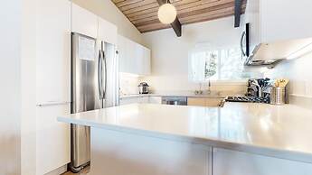 Mid Century Modern Cabin - Walk to Village!