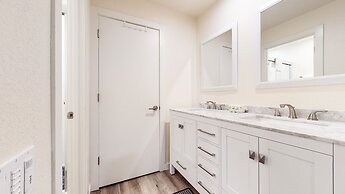 Mid Century Modern Cabin - Walk to Village!