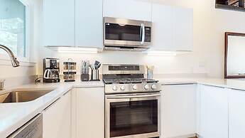 Mid Century Modern Cabin - Walk to Village!