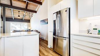 Mid Century Modern Cabin - Walk to Village!