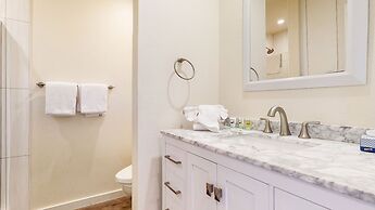 Mid Century Modern Cabin - Walk to Village!