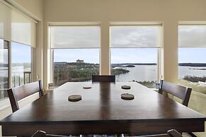 Majestic Lakeview Escape - Stunning Lake Views!