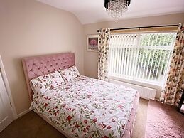 3-bed House in Oldham Near Shaw