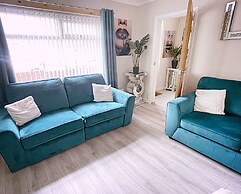 Entire 3-bedroom Home in Oldham - Guest House