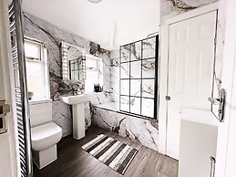 The Serene Stays Sleeps 6 With Garden