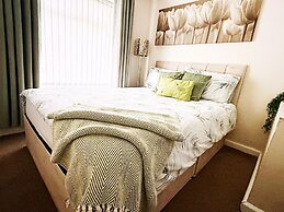 The Serene Stays Sleeps 6 With Garden