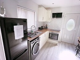 Entire 3-bedroom Home in Oldham - Guest House