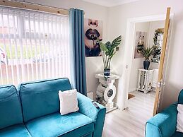 Entire 3-bedroom Home in Oldham - Guest House