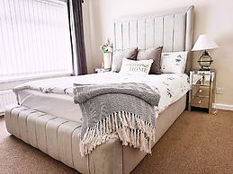 The Serene Stays Sleeps 6 With Garden