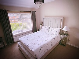 Entire 3-bedroom Home in Oldham - Guest House