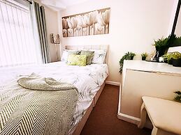 The Serene Stays Sleeps 6 With Garden