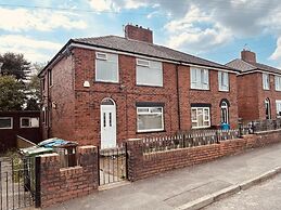 Entire 3-bedroom Home in Oldham - Guest House