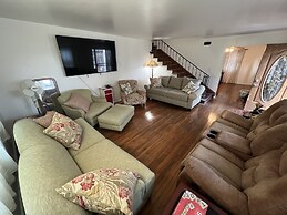 Water Front Oasis 4 Bedroom Home by Redawning