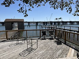 Water Front Oasis 4 Bedroom Home by Redawning