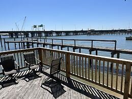 Water Front Oasis 4 Bedroom Home by Redawning