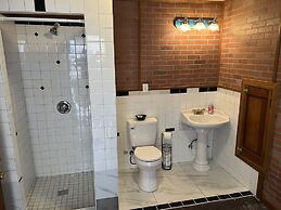 Water Front Oasis 4 Bedroom Home by Redawning