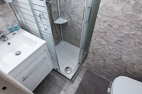 Modern apt with Increbilbe Athens Views