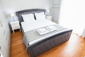 Modern apt with Increbilbe Athens Views