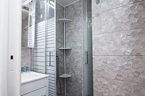 Modern apt with Increbilbe Athens Views