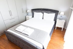 Modern apt with Increbilbe Athens Views