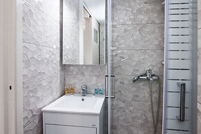 Modern apt with Increbilbe Athens Views