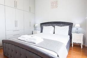 Modern apt with Increbilbe Athens Views
