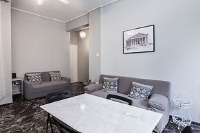 Modern apt with Increbilbe Athens Views