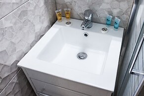 Modern apt with Increbilbe Athens Views