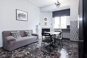 Modern apt with Increbilbe Athens Views