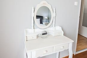 Modern apt with Increbilbe Athens Views