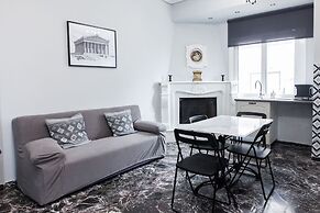 Modern apt with Increbilbe Athens Views