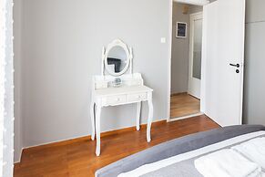 Modern apt with Increbilbe Athens Views