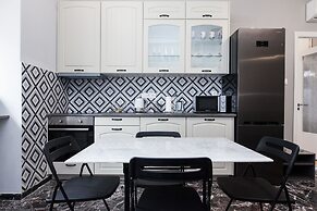 Modern apt with Increbilbe Athens Views