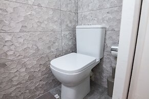 Modern apt with Increbilbe Athens Views